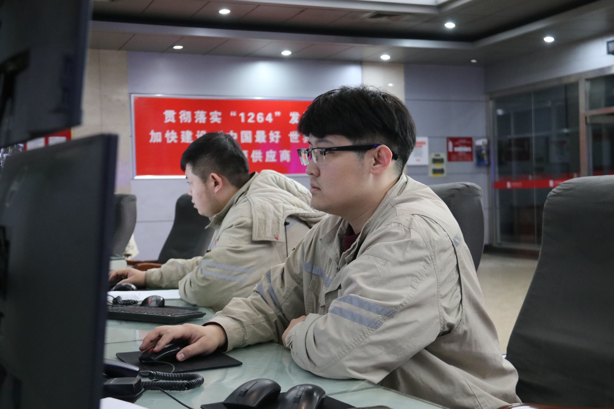 2.图为发电部实时把握来煤翻卸进度，，并实时传递燃料结构，，确；；；榫貌槐湓诵.jpg